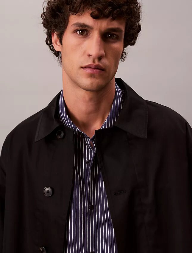 Camicia button-down dalla vestibilità comoda in misto viscosa a righe Camicia button-down dalla vestibilità comoda in misto viscosa a righe
