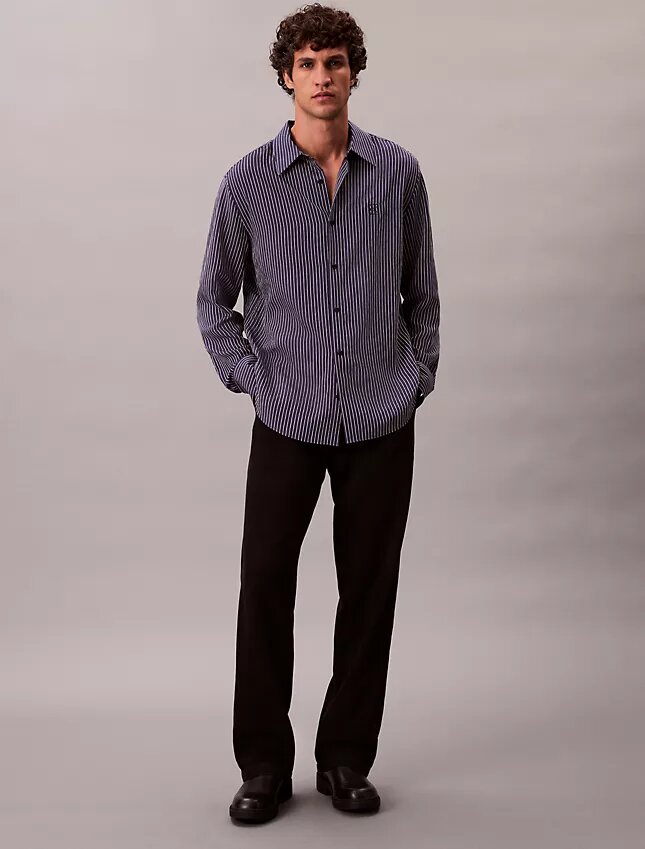 Camicia button-down dalla vestibilità comoda in misto viscosa a righe Camicia button-down dalla vestibilità comoda in misto viscosa a righe