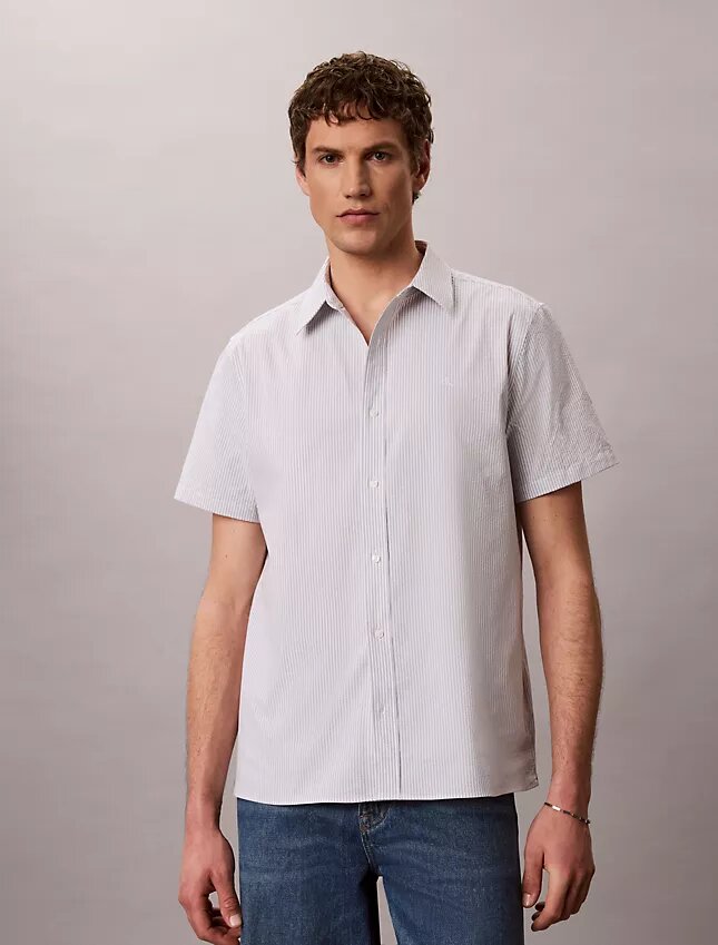 Camicia classica button-down a righe in seersucker Camicia classica button-down a righe in seersucker