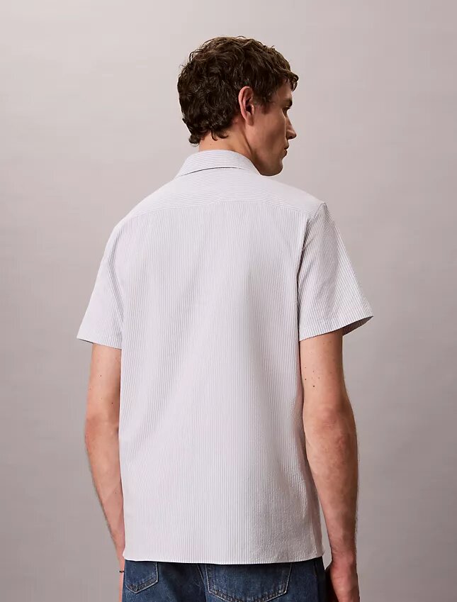 Camicia classica button-down a righe in seersucker Camicia classica button-down a righe in seersucker