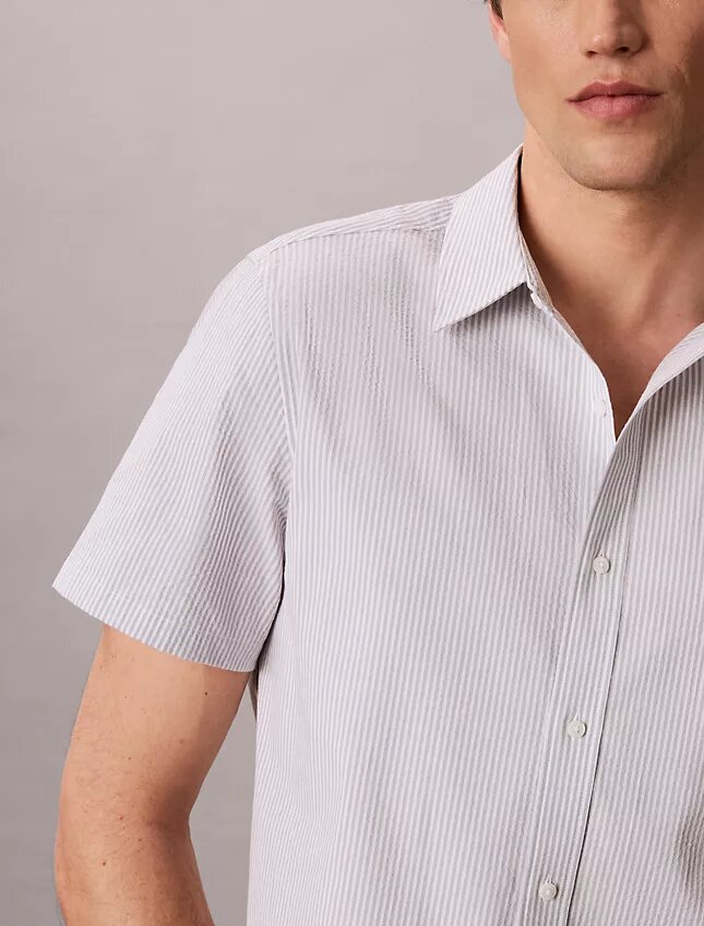 Camicia classica button-down a righe in seersucker Camicia classica button-down a righe in seersucker