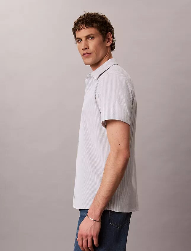 Camicia classica button-down a righe in seersucker Camicia classica button-down a righe in seersucker