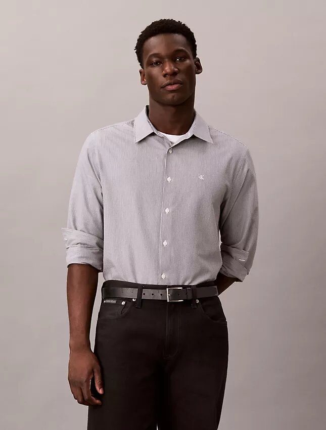 Camicia classica button-down in seersucker a righe tinto in filo Camicia classica button-down in seersucker a righe tinto in filo