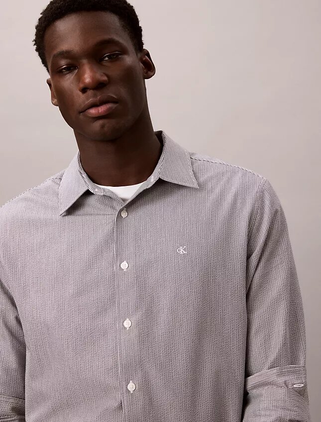 Camicia classica button-down in seersucker a righe tinto in filo Camicia classica button-down in seersucker a righe tinto in filo