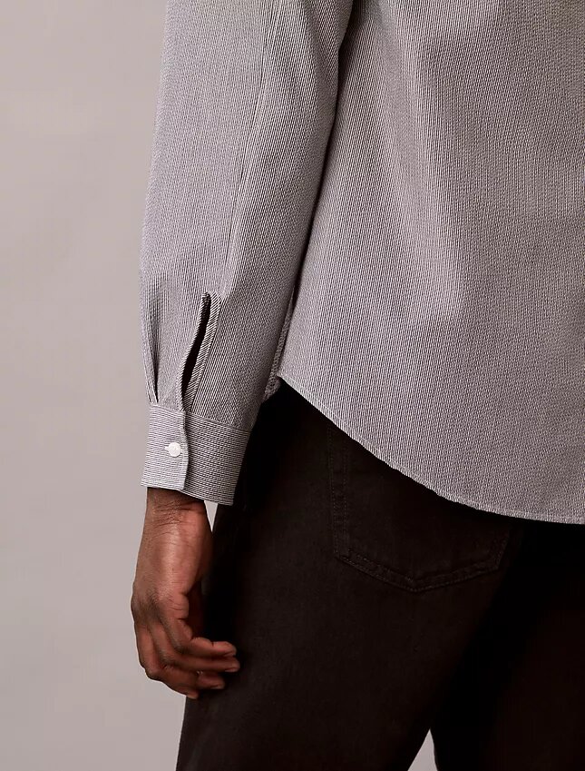 Camicia classica button-down in seersucker a righe tinto in filo Camicia classica button-down in seersucker a righe tinto in filo