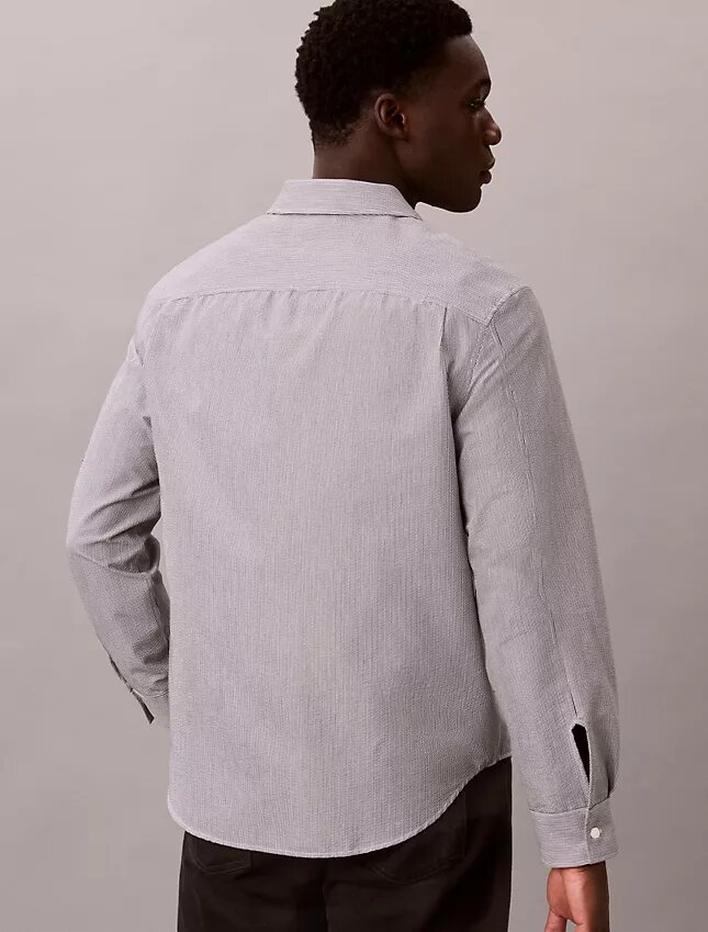 Camicia classica button-down in seersucker a righe tinto in filo Camicia classica button-down in seersucker a righe tinto in filo
