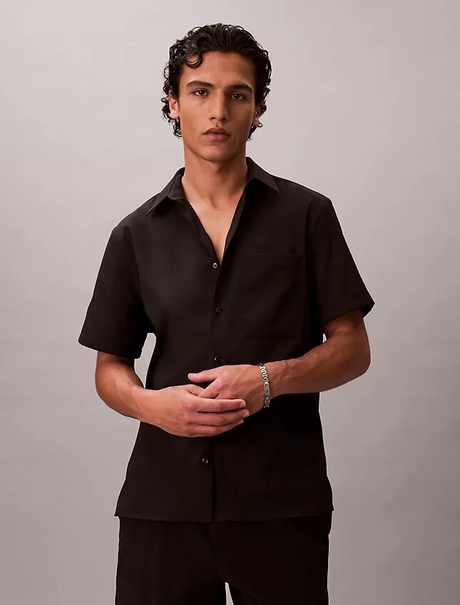 Camicia classica button-down in seersucker a tinta unita Camicia classica button-down in seersucker a tinta unita