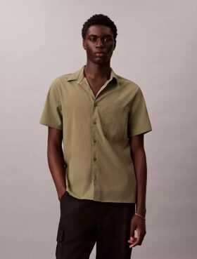 Camicia classica button-down in seersucker a tinta unita