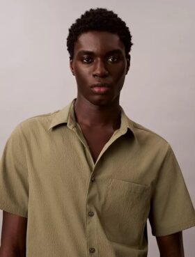 Camicia classica button-down in seersucker a tinta unita