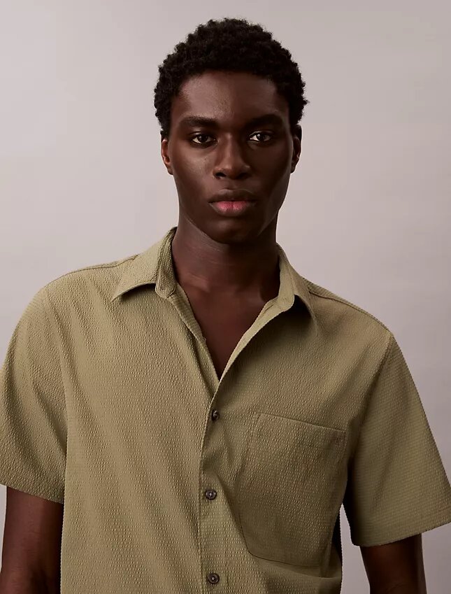 Camicia classica button-down in seersucker a tinta unita Camicia classica button-down in seersucker a tinta unita