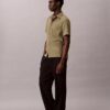 Camicia classica button-down in seersucker a tinta unita Camicia classica button-down in seersucker a tinta unita
