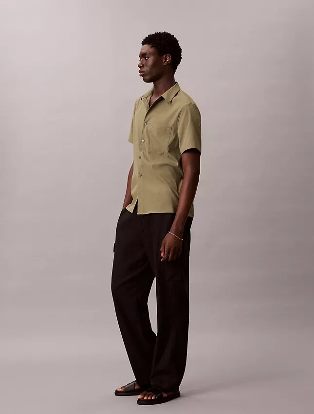 Camicia classica button-down in seersucker a tinta unita Camicia classica button-down in seersucker a tinta unita