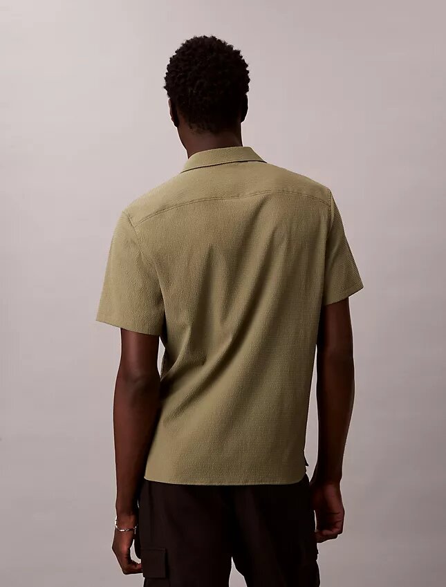 Camicia classica button-down in seersucker a tinta unita Camicia classica button-down in seersucker a tinta unita