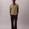 Camicia classica button-down in seersucker a tinta unita Camicia classica button-down in seersucker a tinta unita