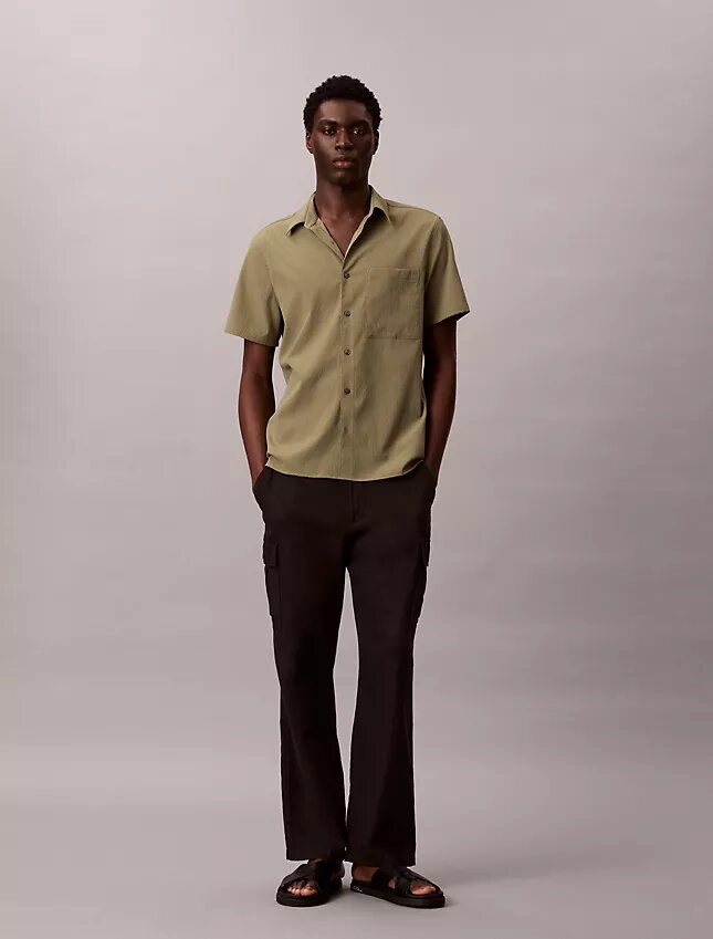 Camicia classica button-down in seersucker a tinta unita Camicia classica button-down in seersucker a tinta unita