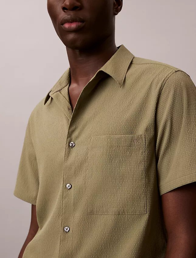 Camicia classica button-down in seersucker a tinta unita Camicia classica button-down in seersucker a tinta unita