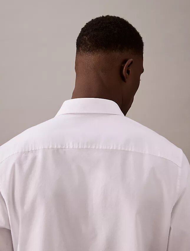 Camicia classica button-down in tessuto Oxford a tinta unita Camicia classica button-down in tessuto Oxford a tinta unita