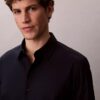 Camicia classica elasticizzata con colletto button-down Camicia classica elasticizzata con colletto button-down