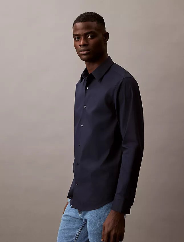 Camicia classica elasticizzata con colletto button-down Camicia classica elasticizzata con colletto button-down