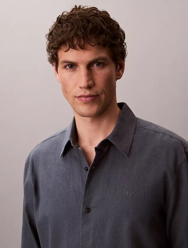 Camicia classica in lino e cotone con colletto button-down Camicia classica in lino e cotone con colletto button-down