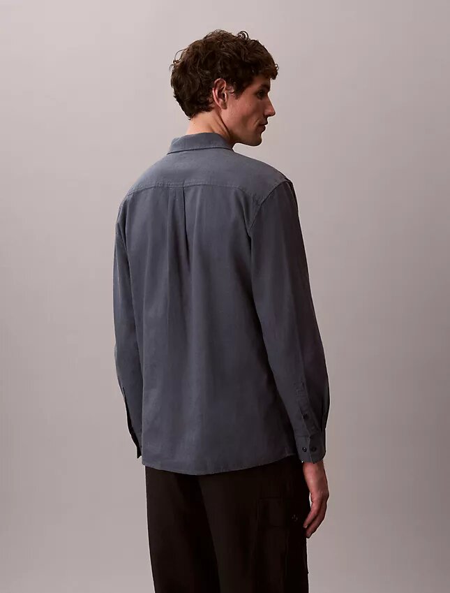 Camicia classica in lino e cotone con colletto button-down Camicia classica in lino e cotone con colletto button-down