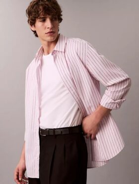 Camicia comoda a righe in cotone con bottoni