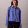 Camicia corta a righe con taglio squadrato e abbottonatura Camicia corta a righe con taglio squadrato e abbottonatura