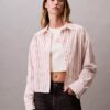 Camicia corta a righe con taglio squadrato e abbottonatura Camicia corta a righe con taglio squadrato e abbottonatura