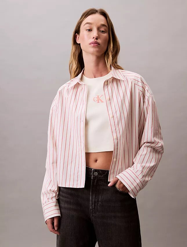Camicia corta a righe con taglio squadrato e abbottonatura Camicia corta a righe con taglio squadrato e abbottonatura