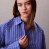 Camicia corta a righe con taglio squadrato e abbottonatura Camicia corta a righe con taglio squadrato e abbottonatura