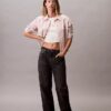Camicia corta a righe con taglio squadrato e abbottonatura Camicia corta a righe con taglio squadrato e abbottonatura