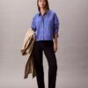 Camicia corta a righe con taglio squadrato e abbottonatura Camicia corta a righe con taglio squadrato e abbottonatura