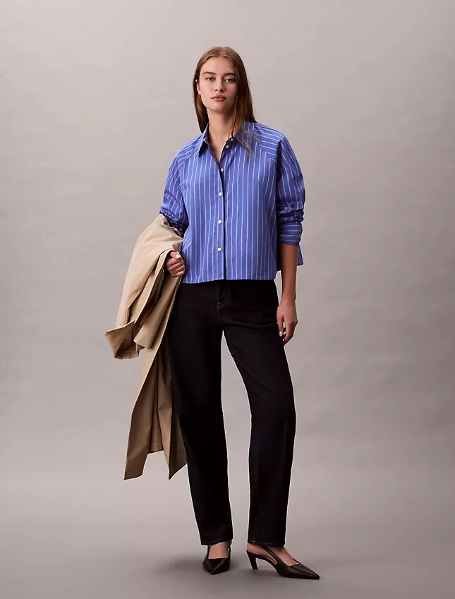 Camicia corta a righe con taglio squadrato e abbottonatura Camicia corta a righe con taglio squadrato e abbottonatura