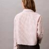 Camicia corta a righe con taglio squadrato e abbottonatura Camicia corta a righe con taglio squadrato e abbottonatura