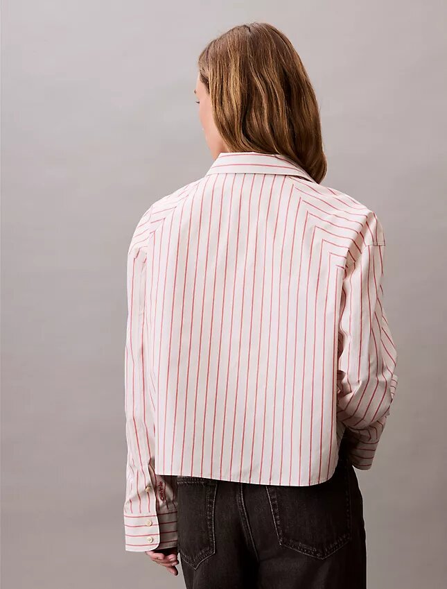 Camicia corta a righe con taglio squadrato e abbottonatura Camicia corta a righe con taglio squadrato e abbottonatura