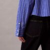 Camicia corta a righe con taglio squadrato e abbottonatura Camicia corta a righe con taglio squadrato e abbottonatura