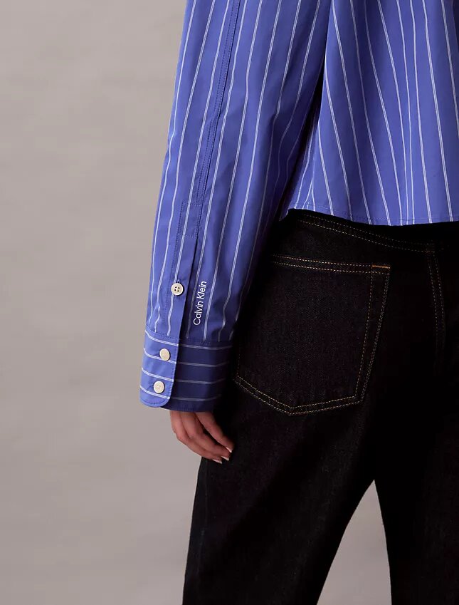 Camicia corta a righe con taglio squadrato e abbottonatura Camicia corta a righe con taglio squadrato e abbottonatura