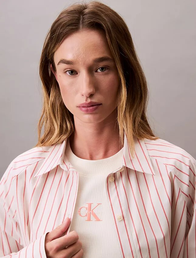 Camicia corta a righe con taglio squadrato e abbottonatura Camicia corta a righe con taglio squadrato e abbottonatura