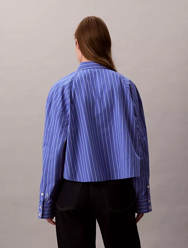 Camicia corta a righe con taglio squadrato e abbottonatura Camicia corta a righe con taglio squadrato e abbottonatura