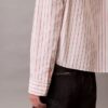 Camicia corta a righe con taglio squadrato e abbottonatura Camicia corta a righe con taglio squadrato e abbottonatura