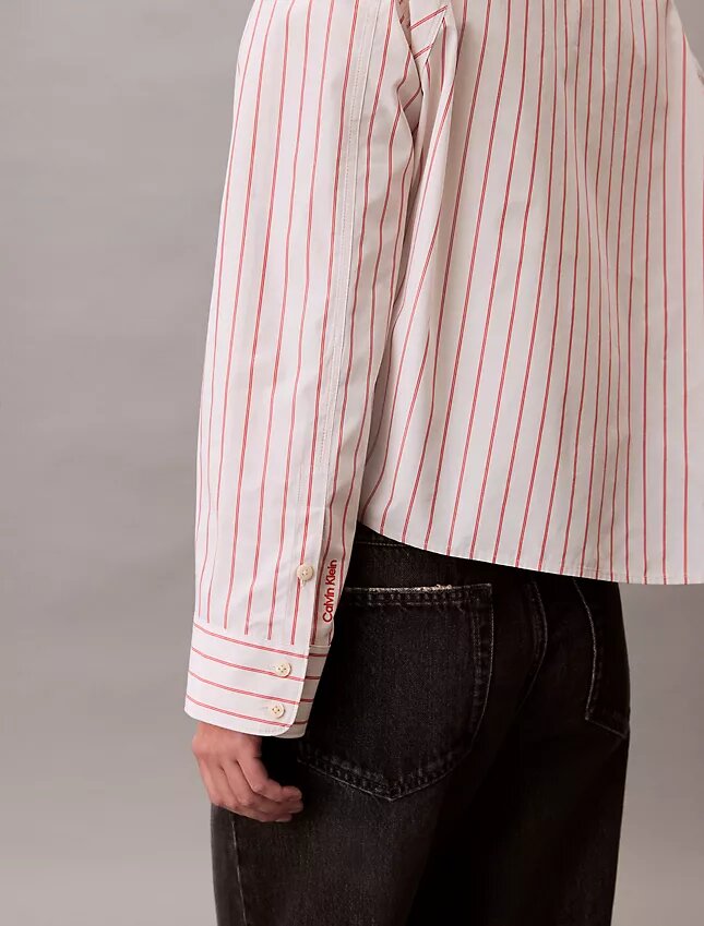 Camicia corta a righe con taglio squadrato e abbottonatura Camicia corta a righe con taglio squadrato e abbottonatura