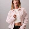 Camicia corta a righe con taglio squadrato e abbottonatura Camicia corta a righe con taglio squadrato e abbottonatura