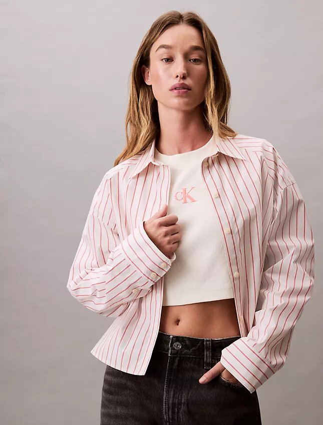 Camicia corta a righe con taglio squadrato e abbottonatura Camicia corta a righe con taglio squadrato e abbottonatura