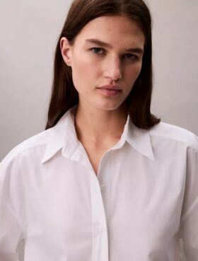 Camicia corta in popeline con bottoni e vestibilità comoda