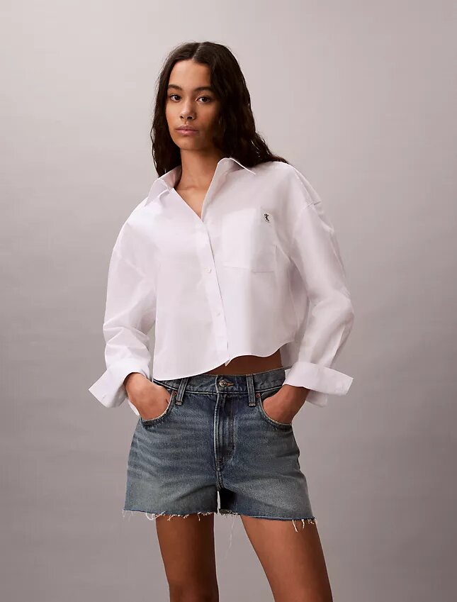 Camicia corta squadrata in popeline di cotone con bottoni Camicia corta squadrata in popeline di cotone con bottoni