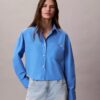 Camicia corta squadrata in popeline di cotone con bottoni Camicia corta squadrata in popeline di cotone con bottoni