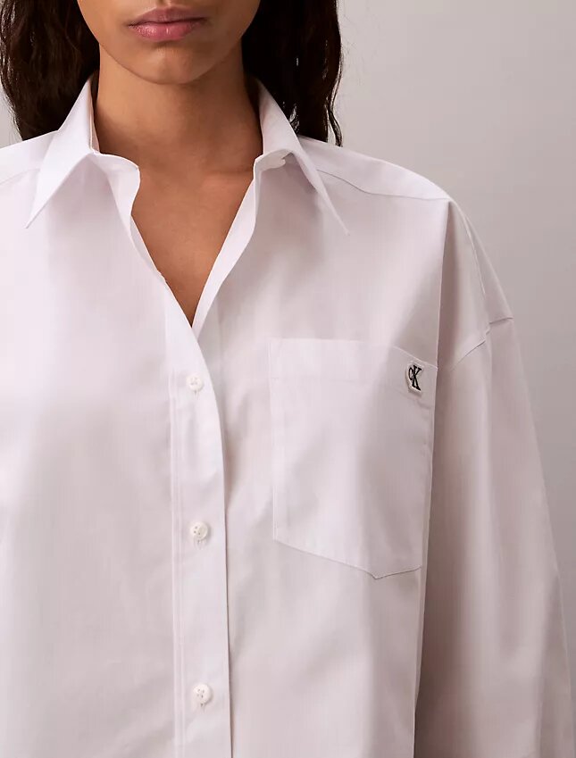 Camicia corta squadrata in popeline di cotone con bottoni Camicia corta squadrata in popeline di cotone con bottoni