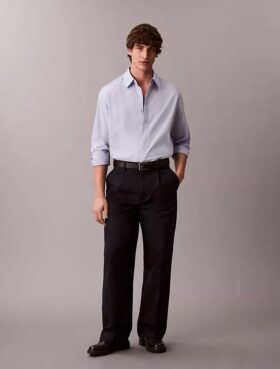 Camicia in cotone tinta unita dal taglio morbido con colletto button-down