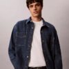 Camicia oversize in Denim con Monogram su tutta la superficie in stile anni ’90 Camicia oversize in Denim con Monogram su tutta la superficie in stile anni ’90