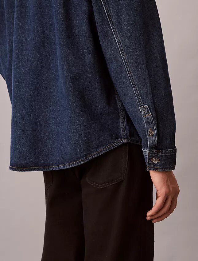 Camicia oversize in Denim con Monogram su tutta la superficie in stile anni ’90 Camicia oversize in Denim con Monogram su tutta la superficie in stile anni ’90